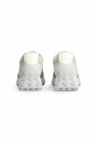 Sneaker beige con una toma in tessuto texturizzato e pelle scamosciata, dotati di una resistente suola in gomma bianca con modelli di battistrada esagonali.