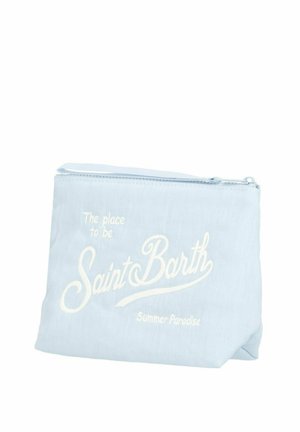 Pochette bleu clair zippée avec un texte blanc sur le devant indiquant « The place to be Saint Barth Summer Paradise ».