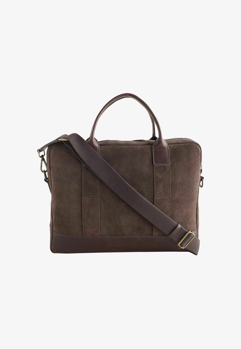 Maletín de ante y piel marrón con doble asa y correa de hombro ajustable, adecuado para uso profesional.