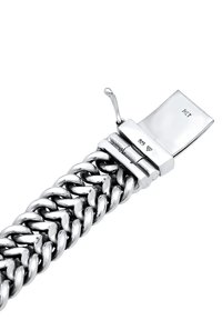 Sidabrinės metalinės apyrankės didelėmis sujungtomis grandinėlės žiedais, su poliruota spaudėle, kurioje yra įgraviruotas ženklinimas ir kablio uždarymas.