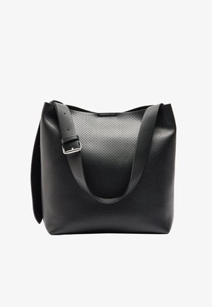 Czarna, perforowana skórzana torba na ramię z szerokim, płaskim dnem, regulowanym paskiem na ramię i bezszwowymi wykończeniami. Brak widocznych elementów metalowych.