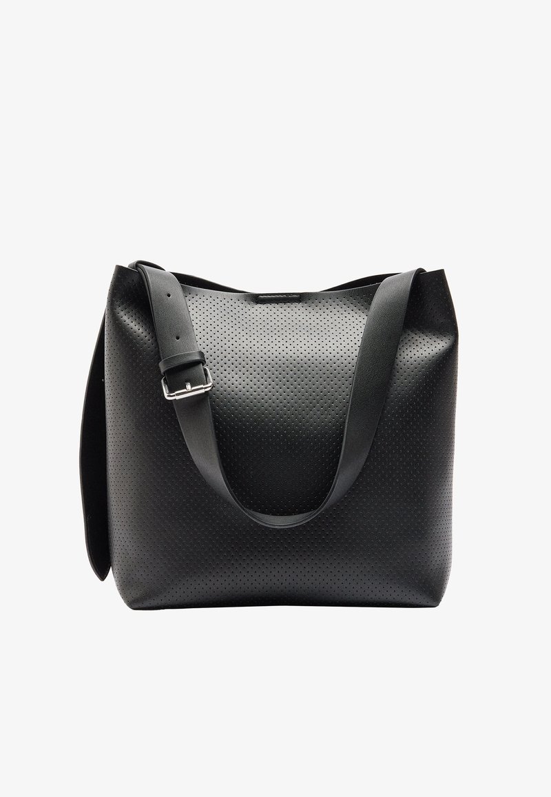 Czarna, perforowana skórzana torba na ramię z szerokim, płaskim dnem, regulowanym paskiem na ramię i bezszwowymi wykończeniami. Brak widocznych elementów metalowych.