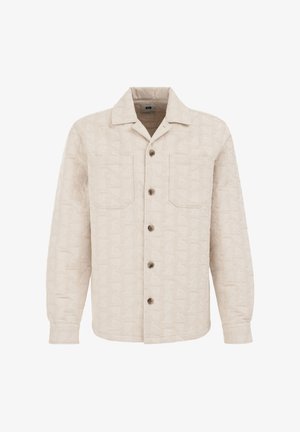 Giacca trapuntata beige con un motivo sottile, dotata di colletto camicia, due tasche sul petto e bottoni marroni sul davanti.