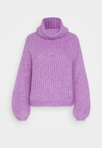 Pull en tricot lilas avec un col roulé épais, devant à texture côtelée, manches longues bouffantes et poignets ajustés.