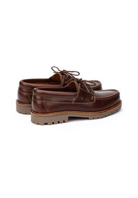 Chaussures bateau en cuir marron avec un design à lacets, orteils arrondis, coutures contrastées et une semelle en caoutchouc robuste pour une meilleure traction.
