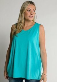 Una blusa sin mangas de color turquesa, hecha de una tela suave, con un escote redondeado y un corte holgado, sin patrones ni acentos visibles.