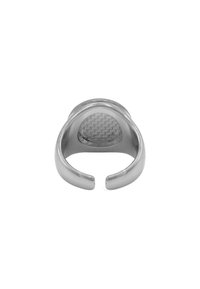 Metallring med en blank sølvfinish, som har en glatt overflate og et teksturert indre med et sikksakkmønster. Åpen design bak.