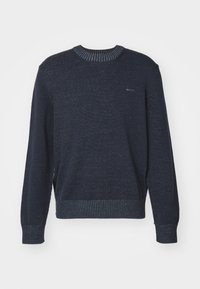 marineblaues Strickpullover mit langen Ärmeln, einem runden Rippkragen, strukturiertem Stoff und kontrastierenden Rippbündchen und -saum.