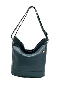 Sac en cuir vert foncé au design décontracté, avec une bandoulière unique et un petit accent de drapeau italien. Surface texturée, sommet arrondi.