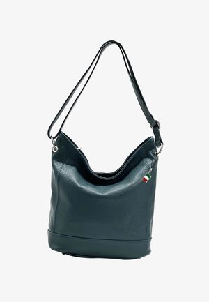 Sac en cuir vert foncé au design décontracté, avec une bandoulière unique et un petit accent de drapeau italien. Surface texturée, sommet arrondi.