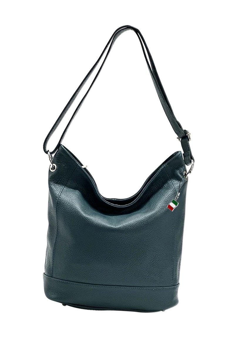 Sac en cuir vert foncé au design décontracté, avec une bandoulière unique et un petit accent de drapeau italien. Surface texturée, sommet arrondi.
