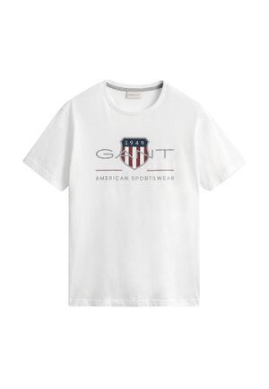 Witte T-shirt met korte mouwen en een ronde hals, met een rood, wit en blauw schildlogo en de tekst "GANT 1949 American Sportswear".