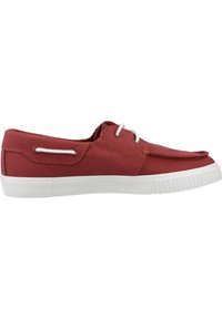 Zapatillas de lona rojas con suela de goma blanca, que presentan cordones redondos, acentos cosidos y un diseño de perfil bajo.