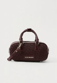 Petit sac à main marron foncé texturé avec double poignée, fermeture éclair, bandoulière détachable et étiquette "Steve Madden" à l'avant.