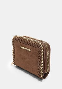 Braune Wildleder-Geldbörse mit goldfarbenen Kettenakzenten und sichtbaren Nähten. Verfügt über einen Reißverschluss und ein geprägtes Logo auf der Vorderseite. Kompaktes Design.