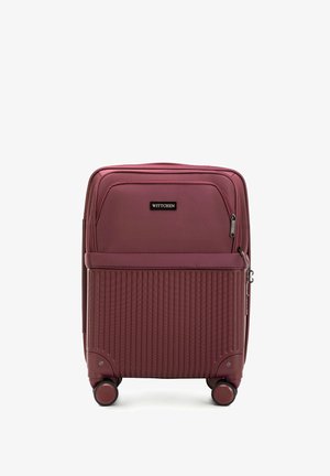 Maleta WITTEHN en burdeos con una superficie texturizada y estriada, compartimentos de doble cremallera y cuatro ruedas que ruedan suavemente para una fácil movilidad.