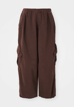 Brune, vide bukser med cargodesign og elastisk talje, med sidelommer. Lavet av teksturert stoff, designet for komfort og nytte.