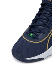 Tmavomodré semišové a kožené tenisky s okrúhlou špičkou, so štruktúrovaným zvrškom, zlatými akcentmi a zelenými detailmi na jazyku.