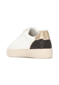 Zapatilla blanca con superficie texturizada y panel negro estampado en el talón. Detalle dorado en el talón, suela beige.