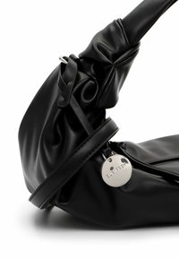 Juodas odinis rankinukas su minkštu, tekstūruotu paviršiumi, dekoruotas užrišamais akcentais, turintis nuimamą peties Dirželį ir sidabrinę logotipo etiketę.