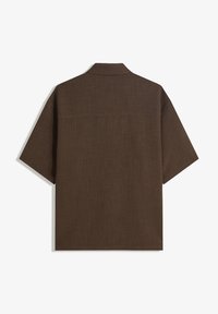 Rövid ujjú, barna ing, texturált anyagból készült, gallérral, egyenes alsó szegéllyel és hátsó yoke varrással.