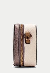 Sac en cuir compact de couleur crème avec des accents métalliques texturés. Comprend une fermeture éclair dorée et un détail de sangle en boucle de couleur beige. Design rectangulaire.