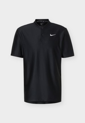 Μαύρο polo της Nike με κοντά μανίκια, δύο κουμπιά και λευκό λογότυπο Swoosh στο αριστερό στήθος πάνω σε απλό φόντο.