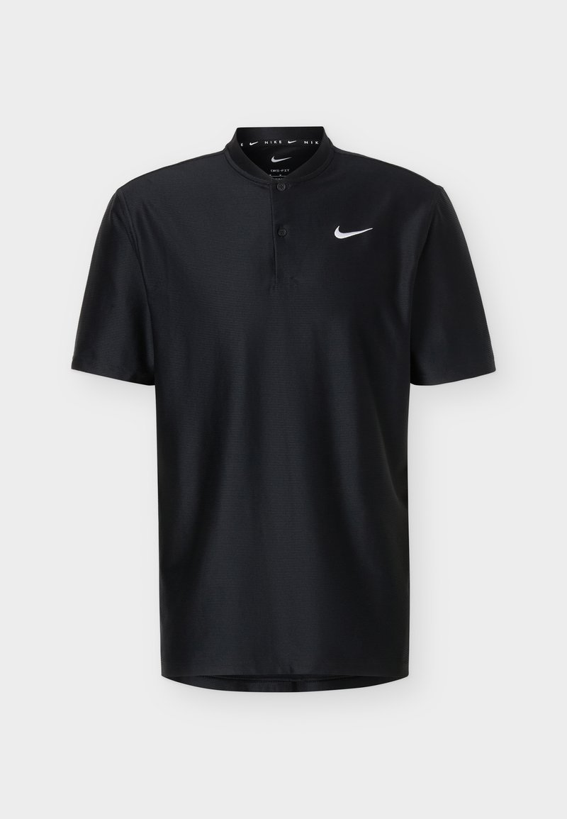 Polo noir à manches courtes Nike avec deux boutons et logo Swoosh blanc sur la poitrine gauche sur un fond uni.