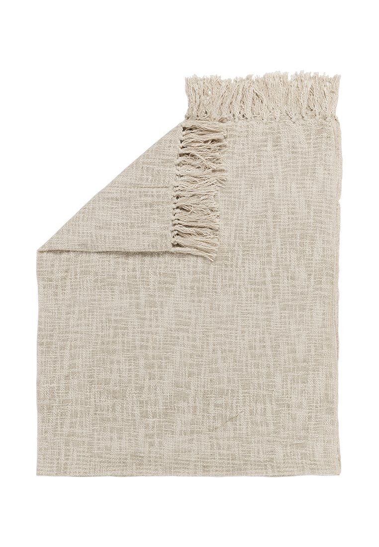Coperta beige chiaro caratterizzata da una trama testurizzata e bordi frangiati, forma rettangolare, materiale morbido e motivo discreto in tutto il tessuto.