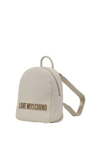 Mochila de imitación de piel beige con forma redondeada, logo dorado "LOVE MOSCHINO", cierre con cremallera y correas ajustables. Textura suave con un diseño minimalista.
