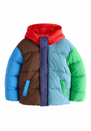 Kinder-Steppjacke mit Color-Block-Design in roter Kapuze, braunem linken Vorderteil, hellblauem rechten Vorderteil, blauem linken Ärmel und grünem rechten Ärmel.