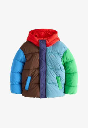 Kinder donsjas met color-block ontwerp in rode capuchon, bruine linker voorkant, lichtblauwe rechter voorkant, blauwe linker mouw en groene rechter mouw.