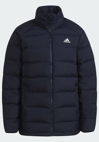 Giacca piumino blu navy con colletto alto, dotata di una cerniera frontale completa, cuciture visibili e logo Adidas bianco sul lato sinistro del petto.