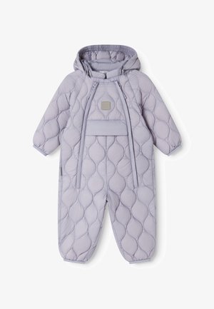 Lyse lilla quiltet spædbarnssnowsuit med hætte, lange ærmer, elastiske manchetter og dobbelte frontlynlåse for nem adgang.