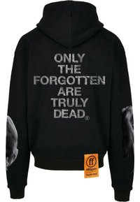 Sweat à capuche noir avec un grand texte argenté au dos indiquant « SEULS LES OUBLIÉS SONT VRAIMENT MORTS. » Comprend un motif noir et gris sur la manche.