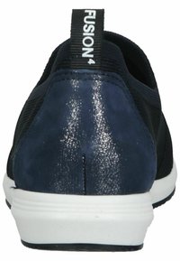 Marinefarbene Slipper mit einem strukturierten Mesh-Obermaterial und einem glatten, glänzenden Fersenakzent. Verfügt über eine weiße Sohle und eine markierte Schlaufe an der Rückseite.