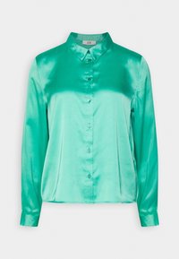 Camicia button-up verde in satin con colletto, maniche lunghe e una texture liscia. Presenta una pattina frontale con bottoni coordinati.