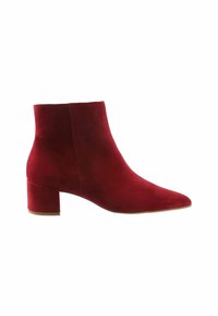Stivale alla caviglia in suede rosso con punta affilata e tacco a blocco. Texture liscia, gambale di altezza media e dettagli accentuati minimali.