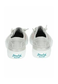Světle šedé plátěné slip-on boty s texturovaným povrchem, elastickými tkaničkami a bílou gumovou podrážkou s tyrkysovým značením "Blowfish Malibu".
