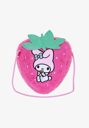 Bolso rosa con forma de fresa hecho de material de peluche, con un personaje sentado sosteniendo una galleta. Acento de hoja verde en la parte superior, con detalles de semillas blancas.