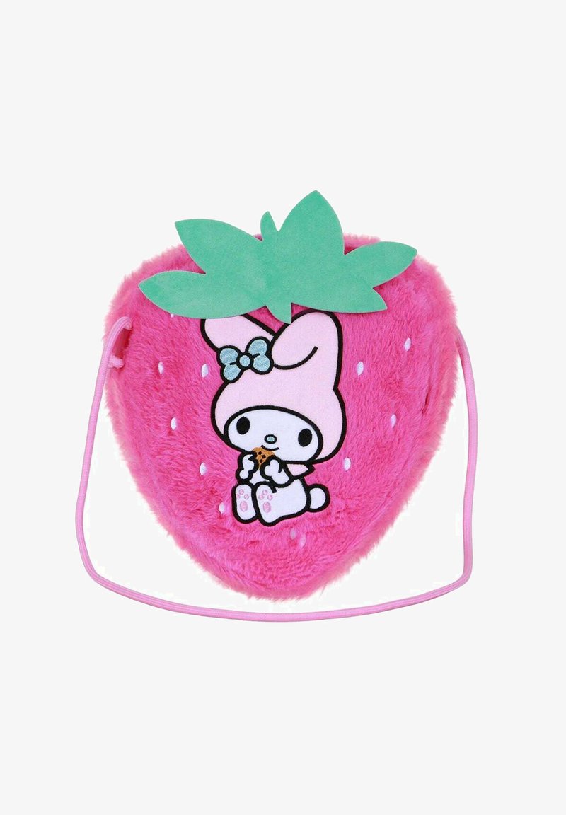 Bolso rosa con forma de fresa hecho de material de peluche, con un personaje sentado sosteniendo una galleta. Acento de hoja verde en la parte superior, con detalles de semillas blancas.