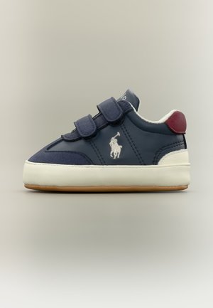 Marineblå børnesneaker med to velcrostropper, hvid sål, bordeauxrød hælakcent og hvidt Polo Ralph Lauren-logo på siden.