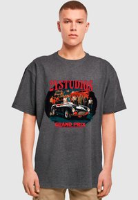 Grå bomulds t-shirt med et grafisk print af en vintage bil og teksten "2YSTUDIOS GRAND PRIX WORLD CHAMPIONSHIP" i rød og blå.