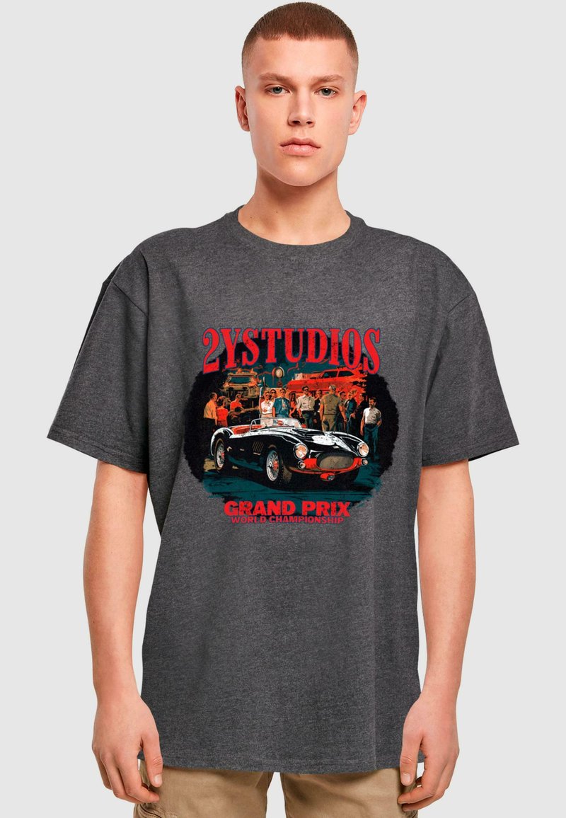 Grijze katoenen t-shirt met een grafische print van een vintage auto en de tekst "2YSTUDIOS GRAND PRIX WORLD CHAMPIONSHIP" in rood en blauw.