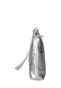 Clutch bag metallico argento con una forma rettangolare elegante. Caratterizzato da un cinturino per il polso e una finitura testurizzata sottile. Accenti in hardware dorato.