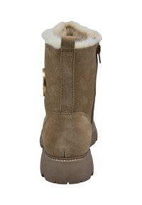 Beige Wildleder-Ankle Boots mit einem weichen, weißen Kunstfellkragen, seitlichem Reißverschluss und einer runden metallischen Akzentuierung an der äußeren Ferse. Robuste Gummisohle.