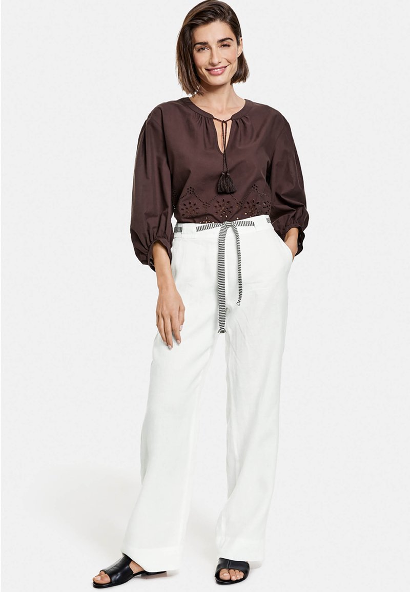 Damen Chinos | Gerry Weber FREIZEIT WEITE Stoffhose off white/offwhite - FB27807 Damen Chinos | Gerry Weber FREIZEIT WEITE Stoffhose off white/offwhite - FB27807