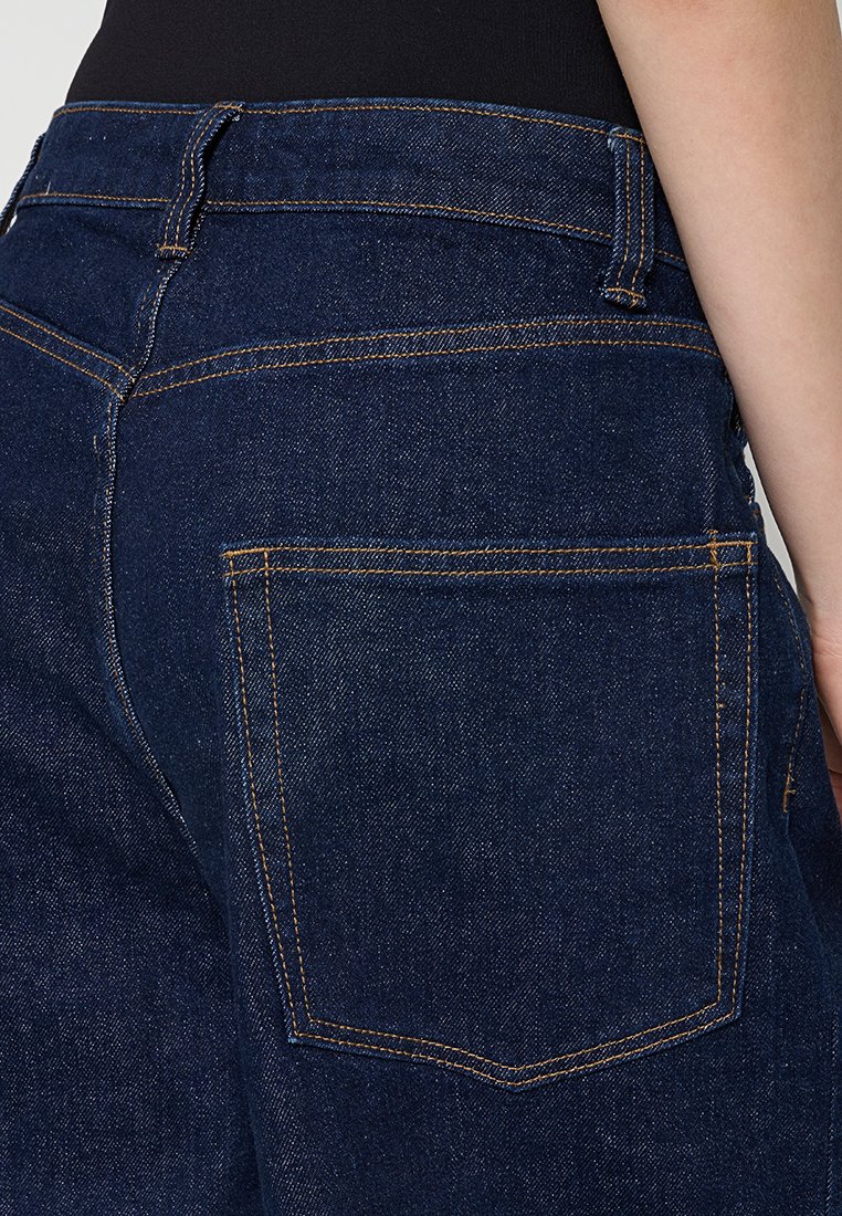Jeans in denim blu scuro con vita alta, gamba dritta, cuciture in rame e una tasca posteriore singola con design angolare.