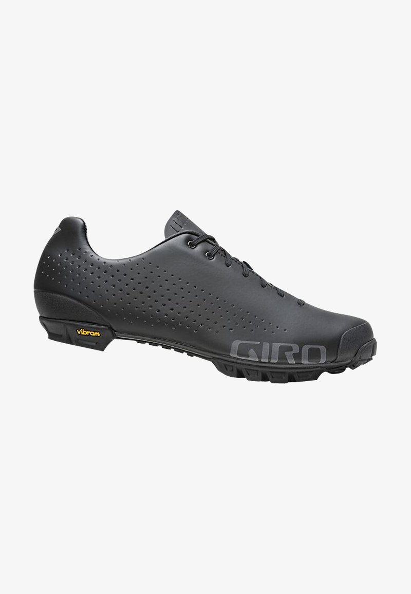 Zapato de ciclismo negro con parte superior sintética perforada, cierre de cordones y una suela robusta de Vibram. Logo "GIRO" grabado en el lateral.