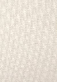 Licht beige gebreide stof met een gladde textuur; heeft een consistent patroon van fijne horizontale lijnen over het oppervlak.